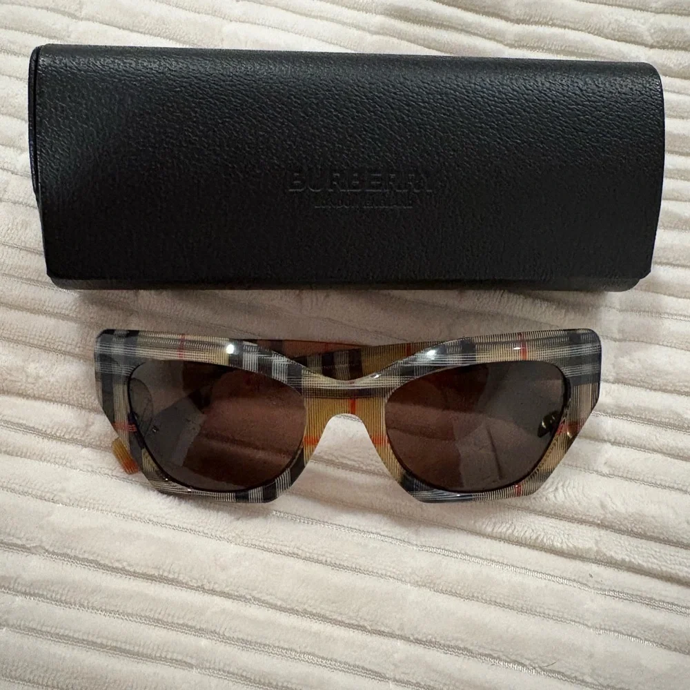 Burberry sunglasses - Picture 1 of 3